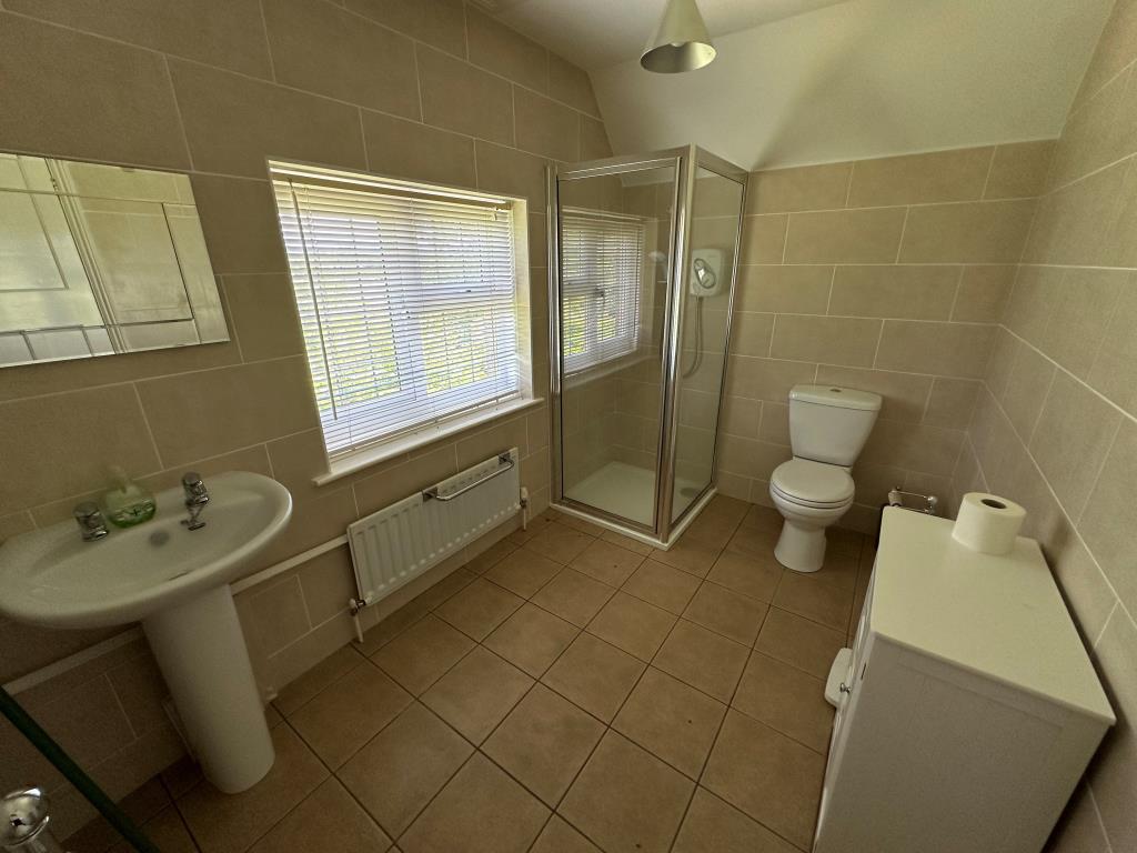 Lot: 63 - DETACHED HOUSE FOR REPAIR WITH POTENTIAL - Upstairs shower and W.C.